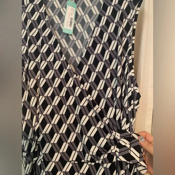 Elegant Black, Gray, and White Geometric Wrap Dress - Picture 3 of 7
